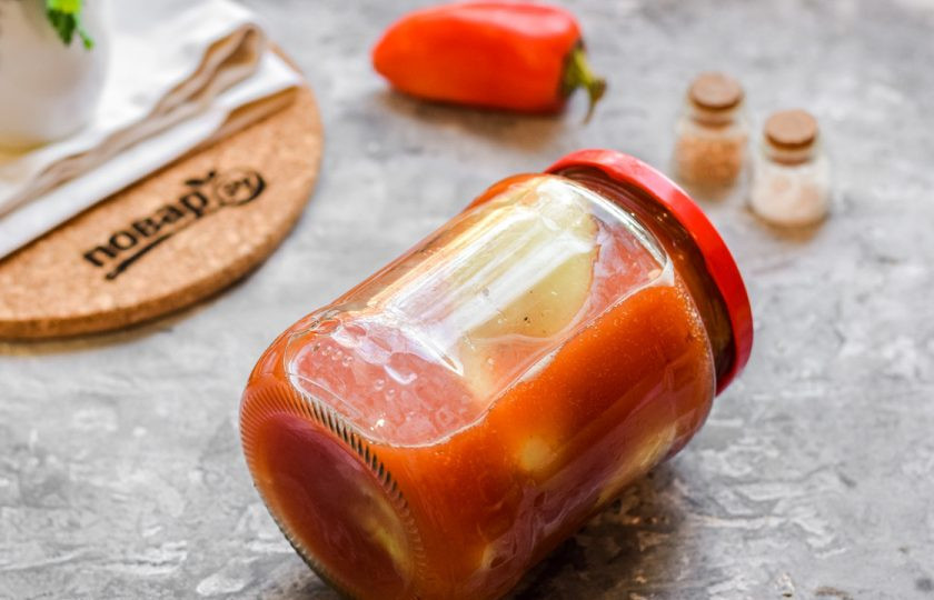 1. Этап. Перец фаршированный рисом на зиму: После закатайте банку стерильной крышкой, поставьте дном вверх, укройте одеялом. Спустя сутки уберите в кладовку.