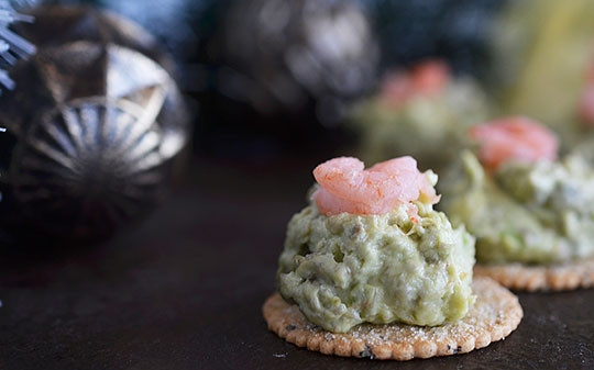 1. Этап. Крекеры с кремом из авокадо: Выложите на крекеры и подайте к столу!