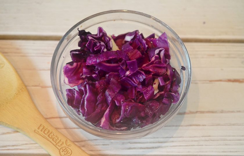 1. Этап. Маисовые лепешки с говядиной: 2. Смешайте капусту, чеснок и сок лайма.