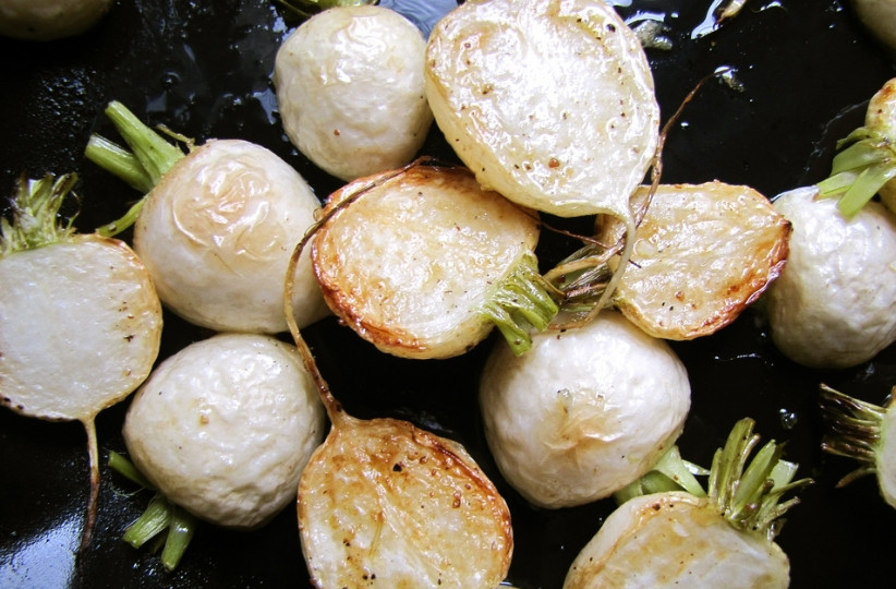 1. Этап. Салат с брюквой: 3. Теперь плоды брюквы (молодые) разрежем на две-три части и на хорошо прокаленном масле обжарим до румяности.