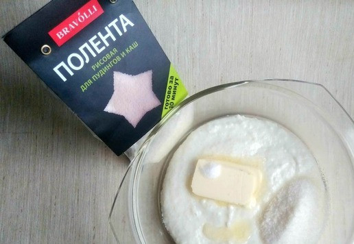 1. Этап. Нежный рисовый десерт с хурмой: Сварите поленту в молоке около 8 минут, выложите в чашу для смешивания, добавьте сливочное масло, сахар, щепотку соли и ванилин.