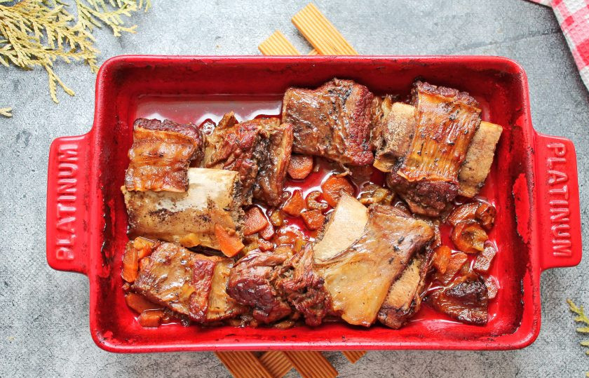 1. Этап. Ребра Кальби в духовке: Форму с мясом закройте фольгой. Поставьте в горячую духовку и готовьте в течение 3 часов при температуре 180 градусов. Готовые ребрышки 