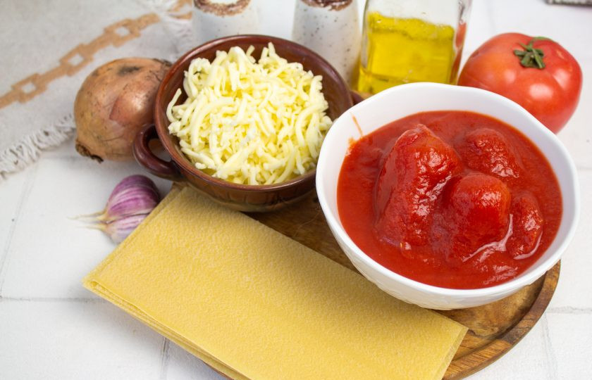 1. Этап. Лазанья с помидорами и сыром: Соберите все необходимые продукты для приготовления лазаньи из помидоров и сыра.