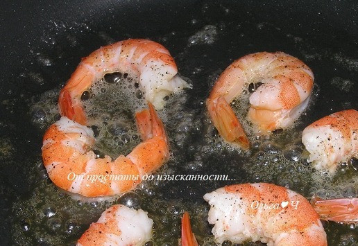 1. Этап. Креветки под шоколадным соусом: Креветки посыпьте солью и перцем, обжарьте на оставшемся оливковом масле 5-10 минут (в зависимости от размера).