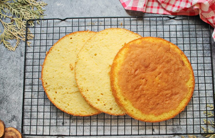 1. Этап. Бисквит королевы Виктории: Готовый бисквит королевы Виктории в разрезе.