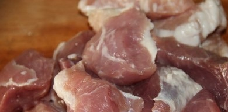 1. Этап. Мясо в сливочном соусе: Мясо крупно нарежьте.