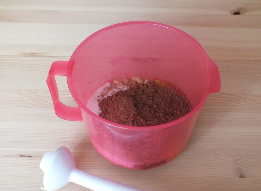 1. Этап. Брауни из фасоли: В глубокой чаше соедините фасоль, яйца, сахар, какао, соль и пробейте погружным блендером до однородного состояния.