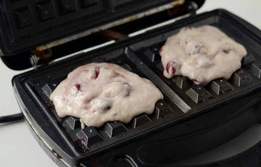 1. Этап. Ягодные вафли: Выложите порционно тесто в вафельницу. Выпекайте 7-10 минут.