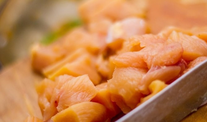 1. Этап. Суп из риса: 3. Выложите нарезанное кубиками куриное филе. Жарьте на среднем огне минут 5, периодически помешивая.