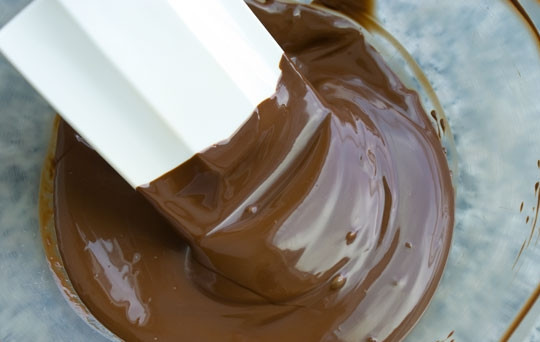 1. Этап. Бисквитный торт с шоколадом: 12. Растопите на водяной бане шоколад.