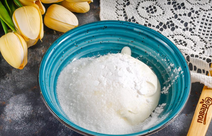 1. Этап. Банановый торт с карамелью: Вымешайте или взбейте сметану с сахаром и загустителем для сметаны или для сливок.