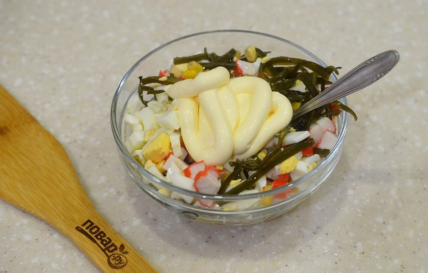 1. Этап. Крабовый салат с морской капустой: 4. Смешайте все ингредиенты в салатнике, посолите, поперчите и заправьте майонезом.