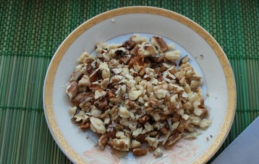 1. Этап. Торты на день рождения 11 лет: Грецкие орехи очистите и порубите ножом.