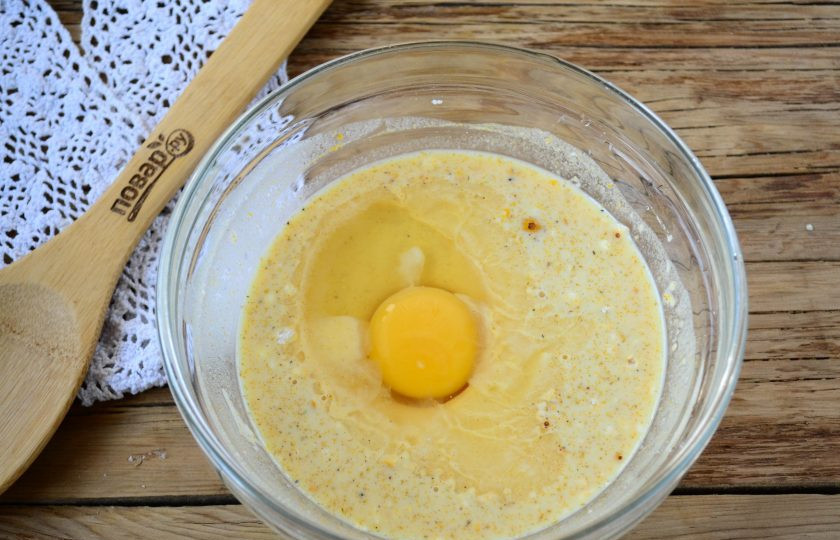 1. Этап. Малазийские кружевные блины Роти Джала: Затем разбейте в тесто яйцо и влейте растительное масло, хорошенько перемешайте.