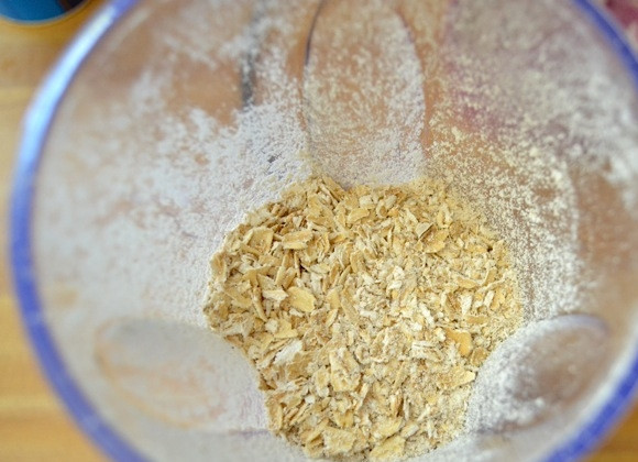 1. Этап. Оладьи из овсянки и цельнозерновой муки: 1. Немного измельчите овес в комбайне.