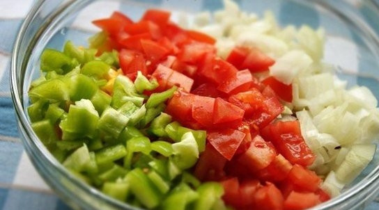 1. Этап. Салат без майонеза Пальчики оближешь: Промойте и нашинкуйте перец и помидоры. Лук почистите и нарежьте кубиками.