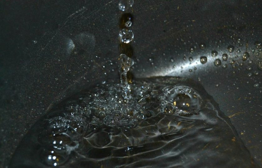 1. Этап. Вкусный и простой рыбный суп: 1. Влейте в кастрюлю воду и отправьте ее на огонь.