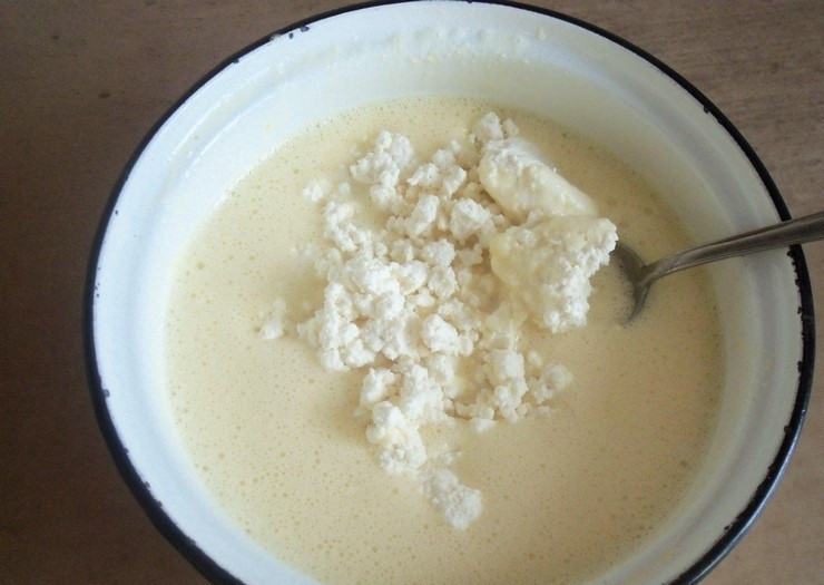 1. Этап. Манник творожный: 2. В миску вбиваем яйца и добавляем сахар, взбиваем до появления белой пены, затем добавляем подготовленный творог и взбиваем венчиком на низкой скорости.