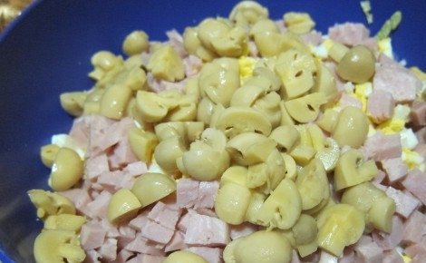 1. Этап. Салат из пекинской капусты с ветчиной: Шампиньоны нарежьте половинками или четвертинками.