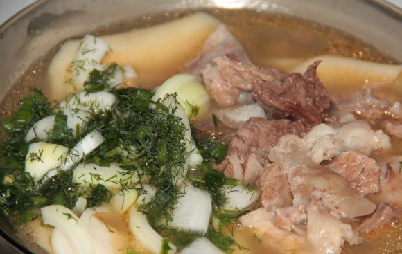 1. Этап. Сорпа по-казахски: В тарелку с мясом закидываем готовые сочни, заливаем бульона и добавляем зелень с луком. Все перемешиваем и подаем к столу.