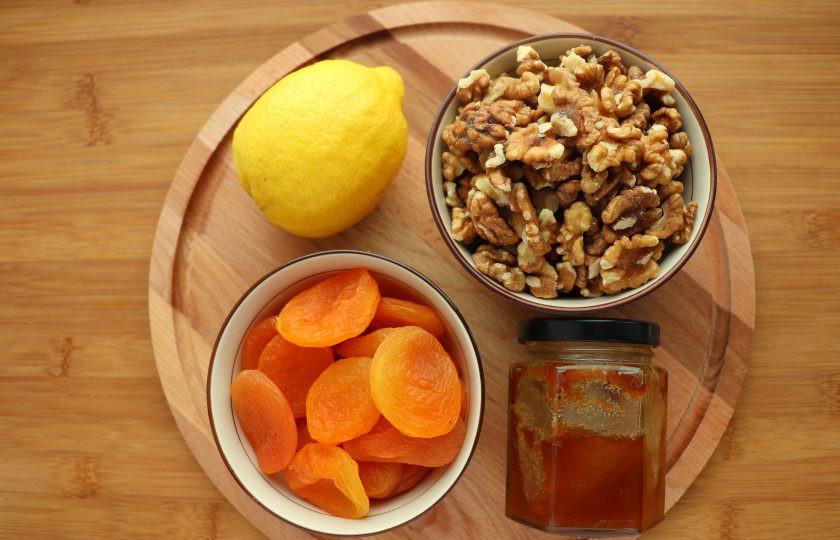 1. Этап. Курага с медом и орехами для иммунитета: Подготовьте все необходимые ингредиенты.