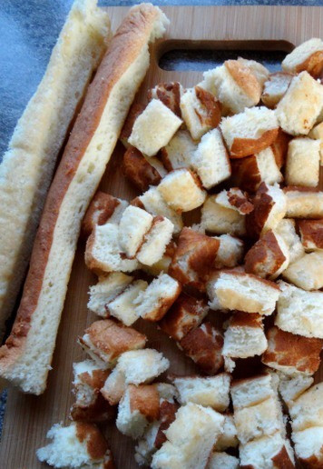 1. Этап. Трайфлы с лимонным курдом: Бисквит нарезать некрупными кусочками.