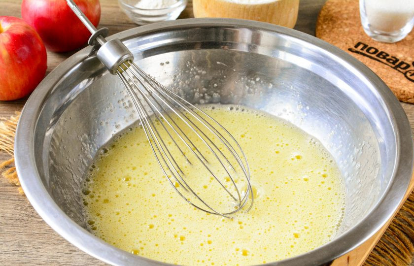 1. Этап. Ванильный кекс с яблоками: Взбейте эти ингредиенты при помощи венчика. Взбивайте пару минут, чтобы яичная масса стала светлой и с пузырьками.