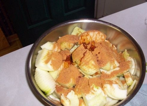 1. Этап. Яблочный пирог в карамельном соусе: Порежьте яблоки тонкими слайсами, посыпьте корицей и мускатным орехом. Хорошо все перемешайте.