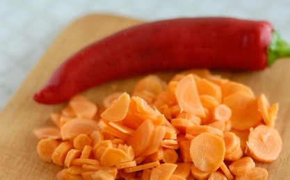 1. Этап. Бонский суп: Морковь нарезаем на тонкие кружочки, а перец чили нарезаем очень мелко.