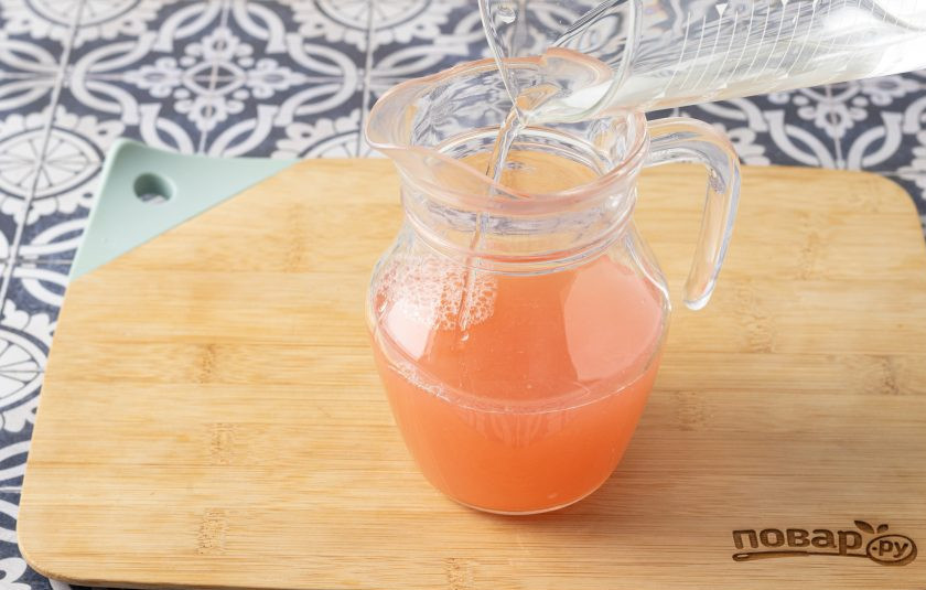 1. Этап. Вода с соком грейпфрута: Процедите сок от мякоти, перелейте в кувшин. Влейте воду.