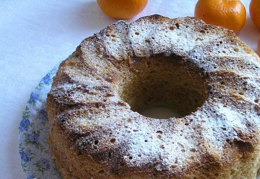 1. Этап. Кекс с яблоками и мандаринами: Перед подачей посыпьте кекс сахарной пудрой.