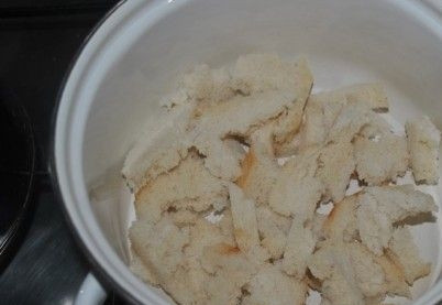 1. Этап. Котлеты из фарша с хлебом: С хлеба срежьте корку. Разделите его на мелкие кусочки.