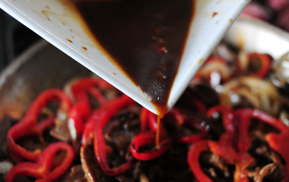 1. Этап. Мясо в соевом соусе: 9. Самое время добавить на сковороду соус, в котором мариновалось мясо, и тушить до полной готовности. Чем крупнее кусочки, тем больше времени может понадобится. Соус лучше добавлять поэтапно, по мере необходимости, чтобы мясо не варилось, а именно тушилось.