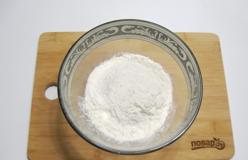 1. Этап. Яблочный пирог Джейми Оливера: В миску насыпьте муку и разрыхлитель.