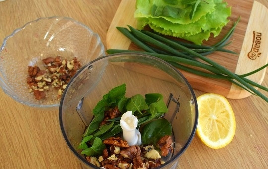 1. Этап. Салат с черешней и сыром: Оливковое масло, лимонный сок, орехи, листья мяты, тархуна и базилика смешайте в блендере до однородности. Листья салата порвите руками на некрупные кусочки. Зеленый лук мелко нарежьте. Все смешайте, выложите на тарелки.