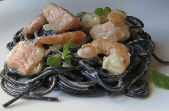 1. Этап. Спагетти с чернилами каракатицы в сливочном соусе: Выложите спагетти с чернилами каракатицы в сливочном соусе на тарелку, украсьте оливками и зеленью. Блюдо готово! Приятного аппетита!