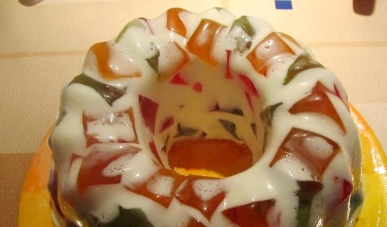 1. Этап. Торт Самоцветы в снегу: 3-4 часа в холодильнике — и торт готов! Вытащите его, перевернув форму. Приятного чаепития!