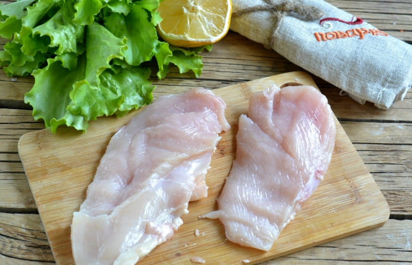 1. Этап. Салат из филе индейки: 2. Мясо разрежьте на два тонких ломтя вдоль. Посолите и поджарьте на сковороде с маслом.
