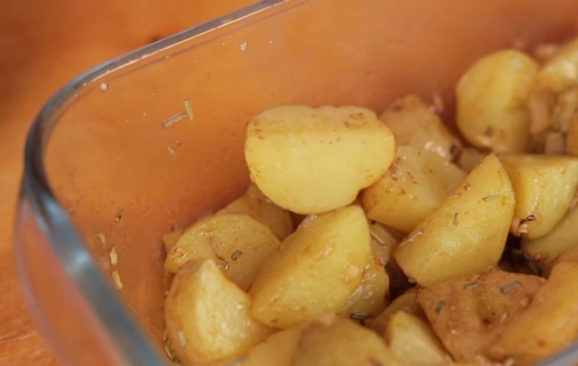 1. Этап. Запеченный картофель в микроволновке (за 10 минут): 3. Хорошо перемешайте и залейте картофель заправкой. Отправьте ее в микроволновку на 10 минут с мощностью 800-1000W. Периодически доставайте картофель, переворачивайте его и пробуйте на готовность.