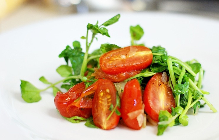 1. Этап. Салат с гребешками: 6. Вот и все, время собирать салат с гребешками в домашних условиях для подачи. Выложите овощи на тарелку (можно подавать не только порционно, но и на общем блюде при желании).