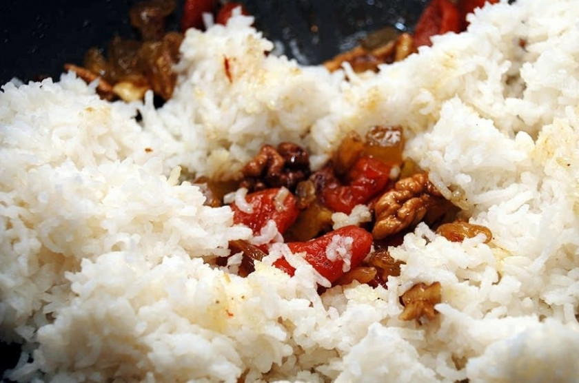 1. Этап. Постная рисовая каша с сухофруктами: Добавьте затем 2 столовые ложки горячей воды, дайте потушиться сухофруктам минут 10. За это время рис почти уже готов, следующий шаг — это добавить его.