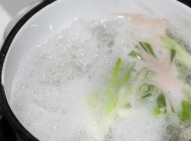 1. Этап. Суп Рамен: Заливаем водой (литра 2). Доводим до кипения на большом огне, снимаем пену. Уменьшаем огонь до минимума и варим бульон под крышкой до тех пор, пока он не уварится на 2\3.