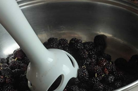 1. Этап. Варенье из шелковицы: 2. Толкушкой для картофеля или погружным блендером немного разомните ягоды. Это сэкономит вам немного времени, и варенье из шелковицы в домашних условиях уварится значительно быстрее.