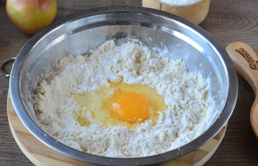 1. Этап. Галета с яблоками и творогом: Разотрите муку с маслом чистыми руками, всыпьте соль, соду, вбейте куриное яйцо и влейте уксус. С уксусом тесто получится более слоеным.