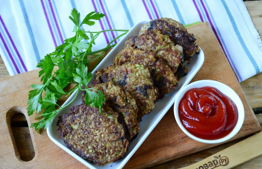 1. Этап. Котлеты из кабачков с грибами: Котлеты из кабачков с грибами готовы. Подавайте их горячими или теплыми. Приятного аппетита!