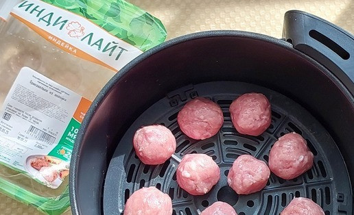 1. Этап. Смузи из редиса к запеченным фрикаделькам: Фрикадельки поместить на решетку аэрогриля. Можно запекать любым удобным способом.