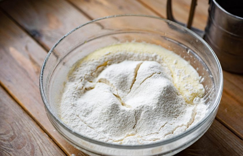 1. Этап. Бельгийские вафли без масла: Просейте муку с разрыхлителем к жидкой смеси.