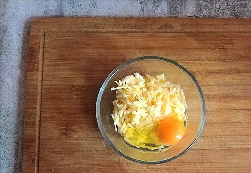 1. Этап. Слойки с колбасками и сыром: Добавляем в начинку яйцо. Я не солю, соли мне хватит и в колбасках, и в сыре.