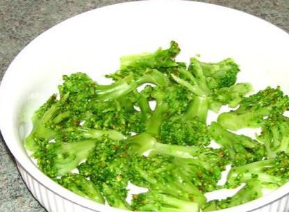 1. Этап. Запеканка из капусты брокколи: Брокколи уложить в смазанную маслом форму и залить соусом. Сверху посыпать остатками тертого сыра.