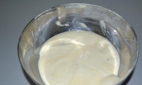 1. Этап. Вкусные оладушки: Аккуратно перемешайте (движениями снизу-вверх), чтобы белок не осел.